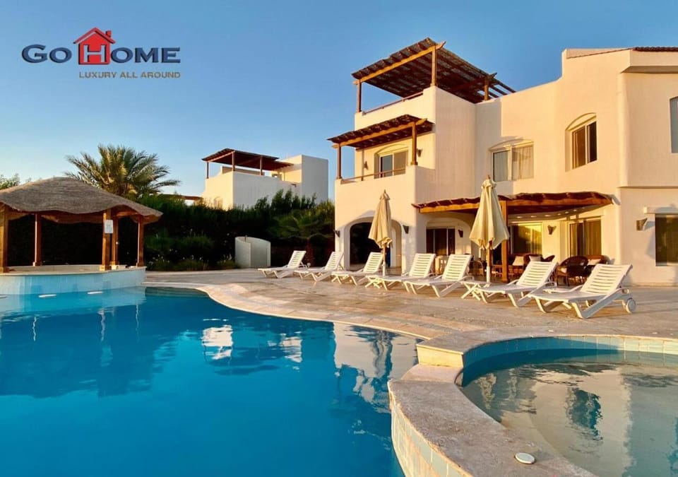 Property building, Patio, Day, Pool view, Swimming pool, sunbed