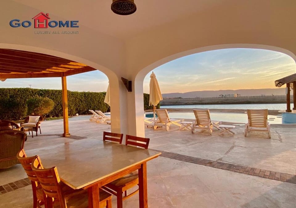 Patio, View (from property/room), Balcony/Terrace, Seating area, Dining area, Lake view, Mountain view