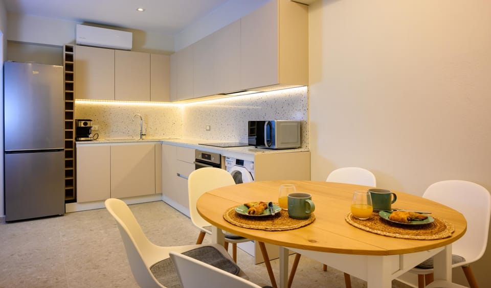 Kitchen or kitchenette, Dining area