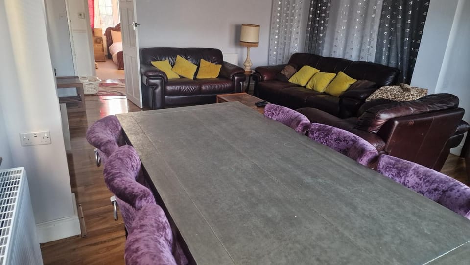 Beachside Family Home Sleeps 8 with Parking House in Herne Bay