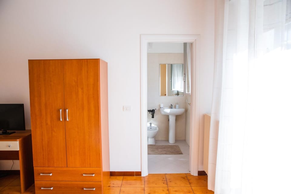 Shower, Bathroom, Photo of the whole room, Bedroom, heating, towels