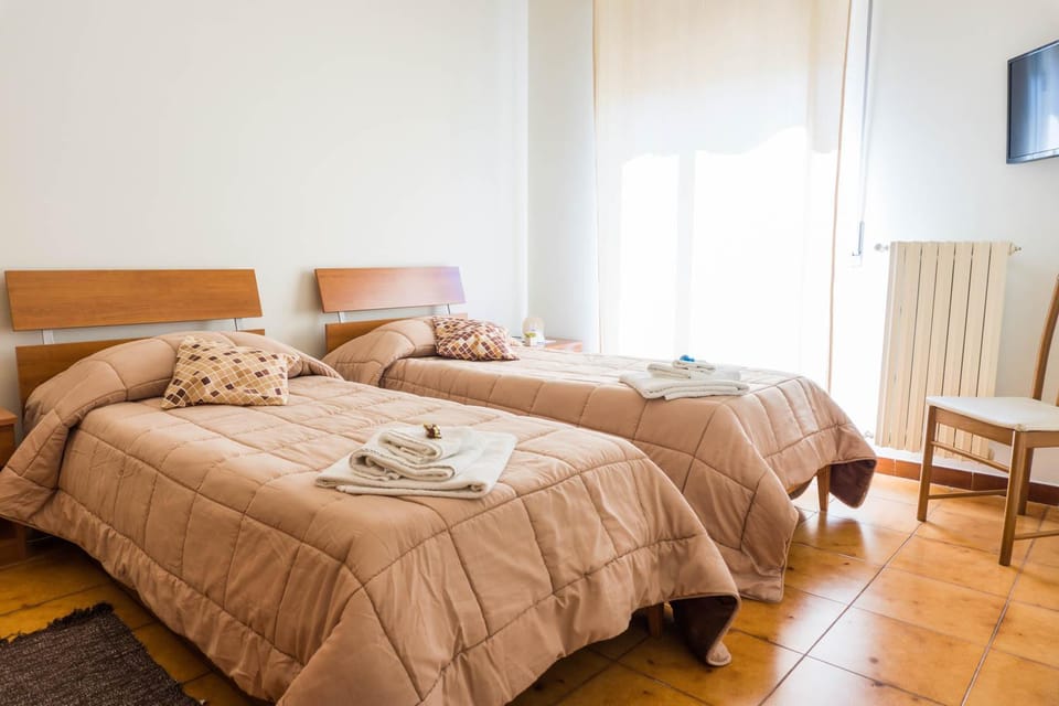 Bed, TV and multimedia, Photo of the whole room, Bedroom, towels, air conditioner