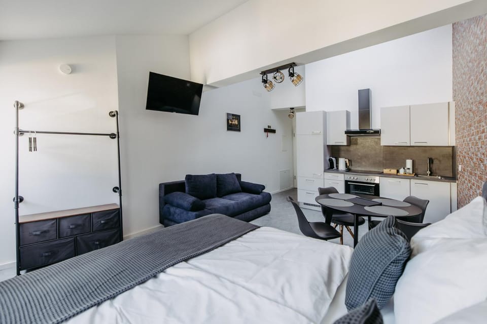 Bed, Photo of the whole room, Seating area, Dining area