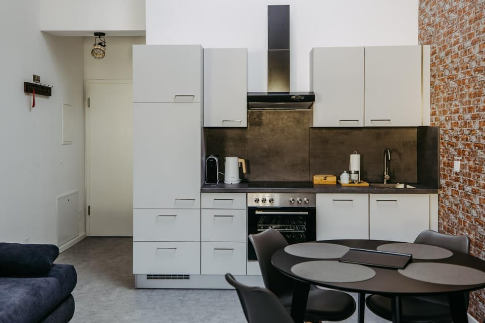 Coffee/tea facilities, Kitchen or kitchenette, Seating area, Dining area, dishwasher, oven