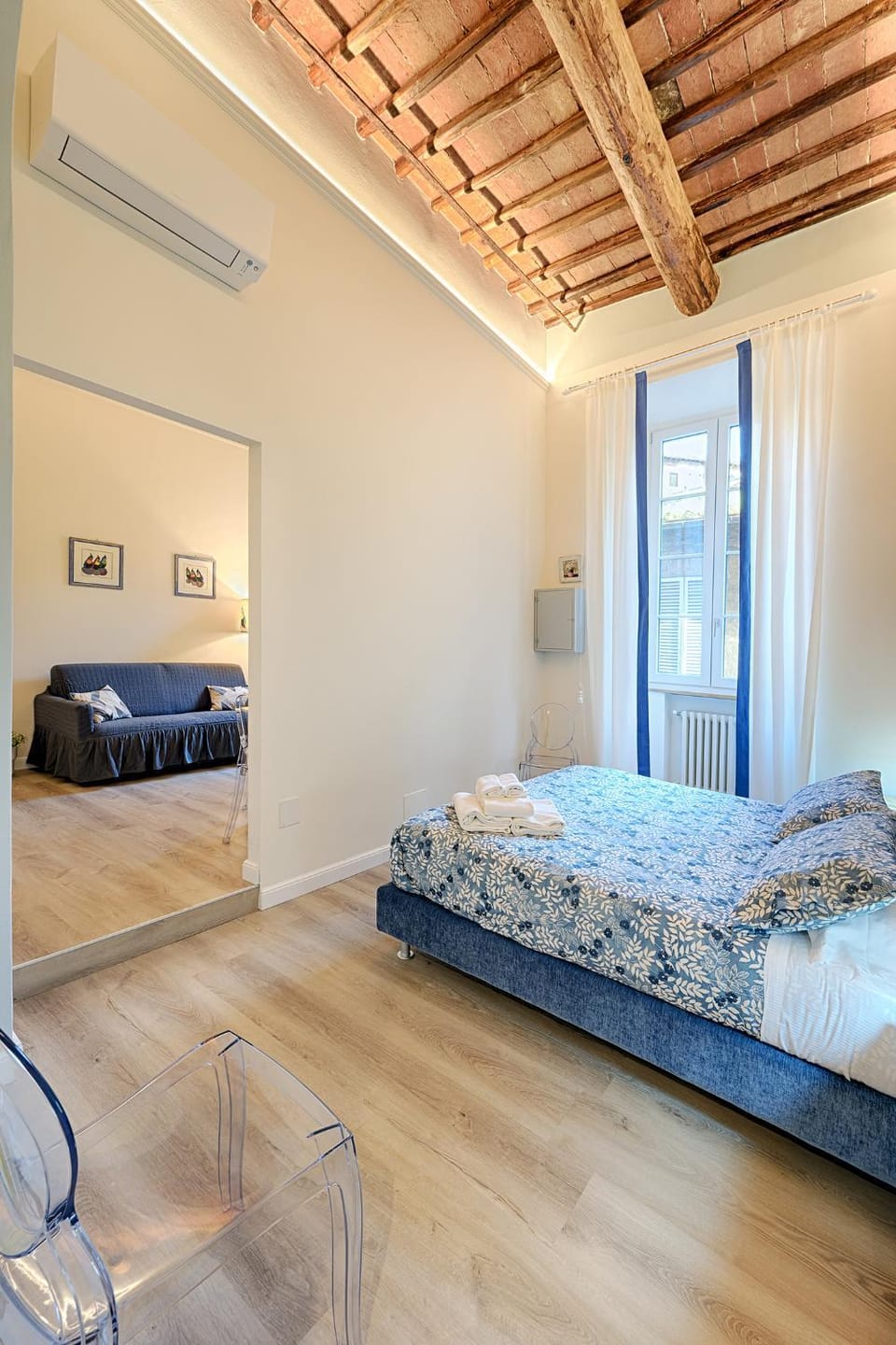 Photo of the whole room, Bedroom, air conditioner