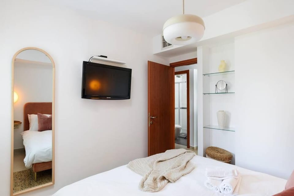Bed, TV and multimedia, Photo of the whole room, Bedroom, towels, wardrobe, air conditioner