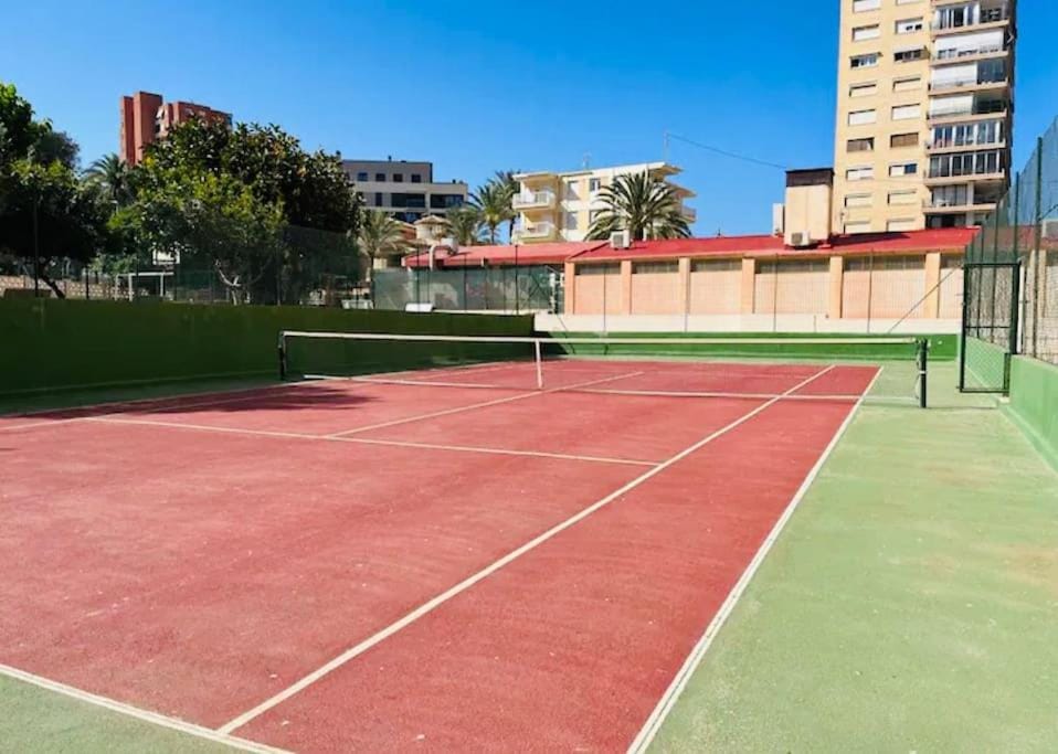 Garden, Tennis court