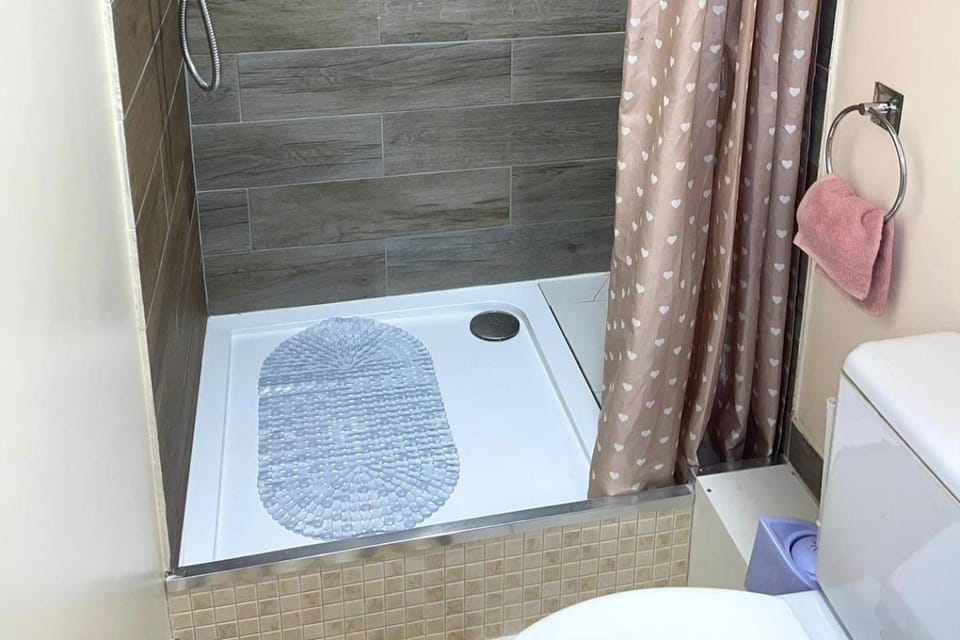 House - Sleeps 10 - Garden - Parking House in Romford