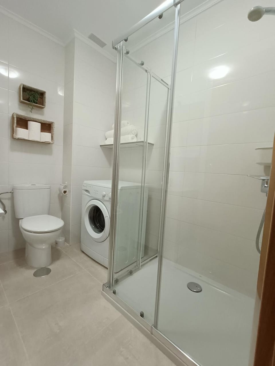 Shower, Bathroom, towels, washing machine