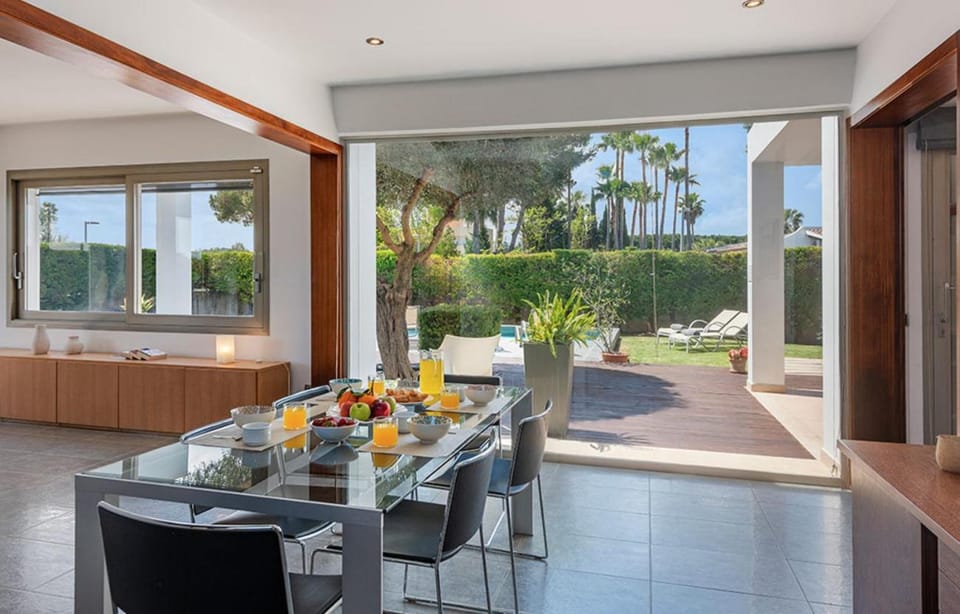 Patio, Day, Garden, Living room, Food and drinks, Seating area, Dining area, Food, Garden view, Drinks