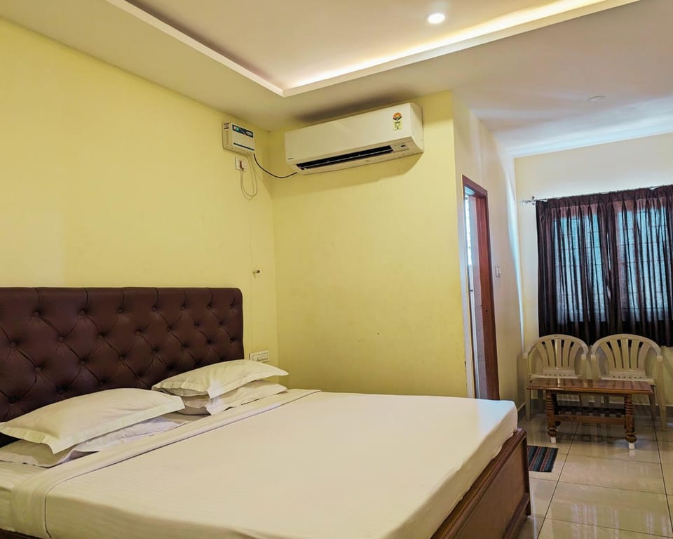 TV and multimedia, Seating area, air conditioner