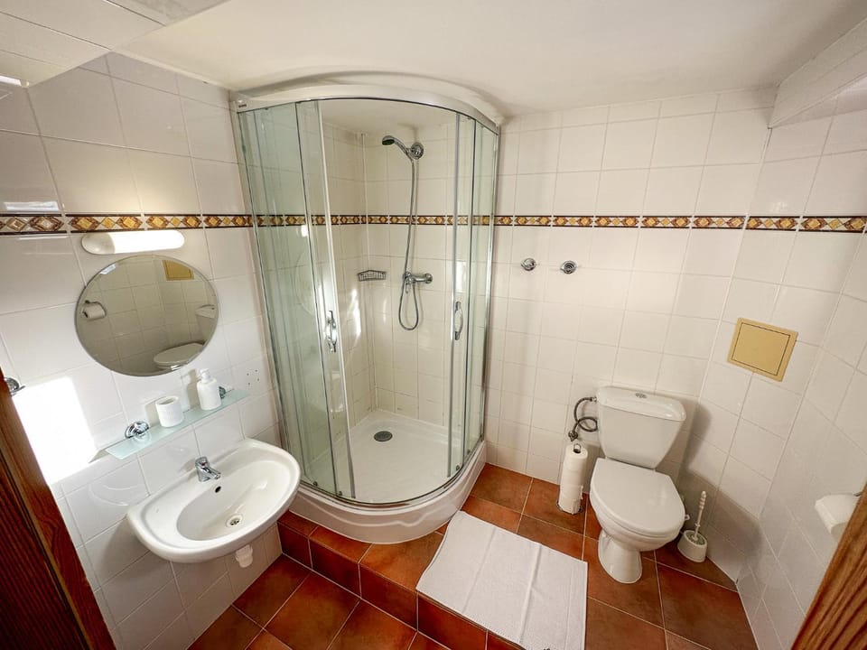 Shower, Toilet, Bathroom, Bathroom, towels