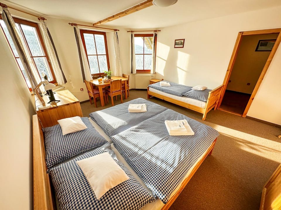 Bed, Living room, Photo of the whole room, Seating area, Bedroom, towels