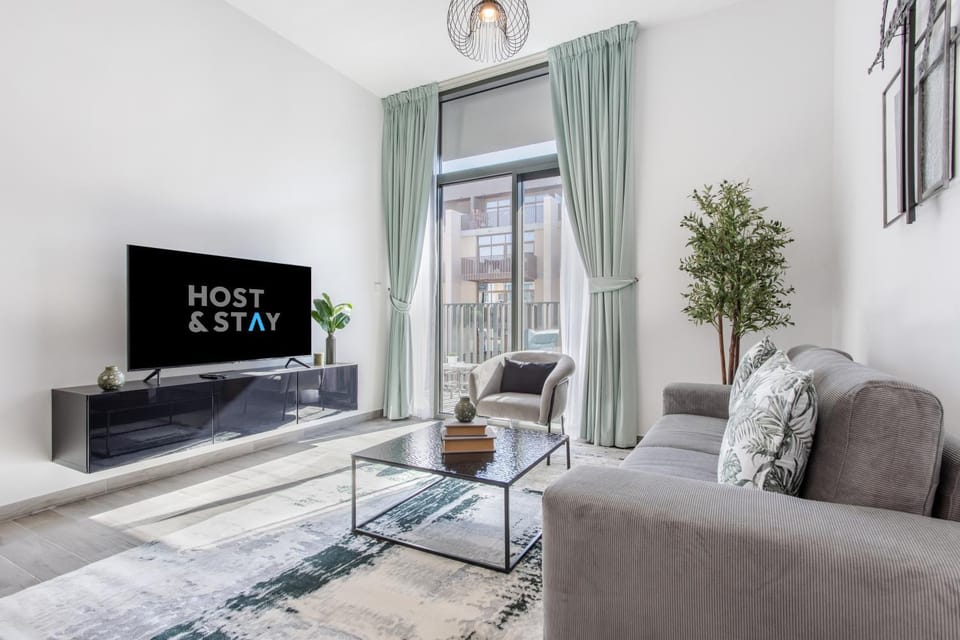 TV and multimedia, Living room, Seating area, Evening entertainment