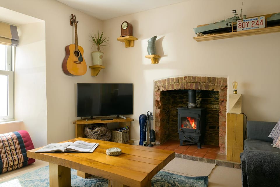 TV and multimedia, Living room, Seating area, Evening entertainment