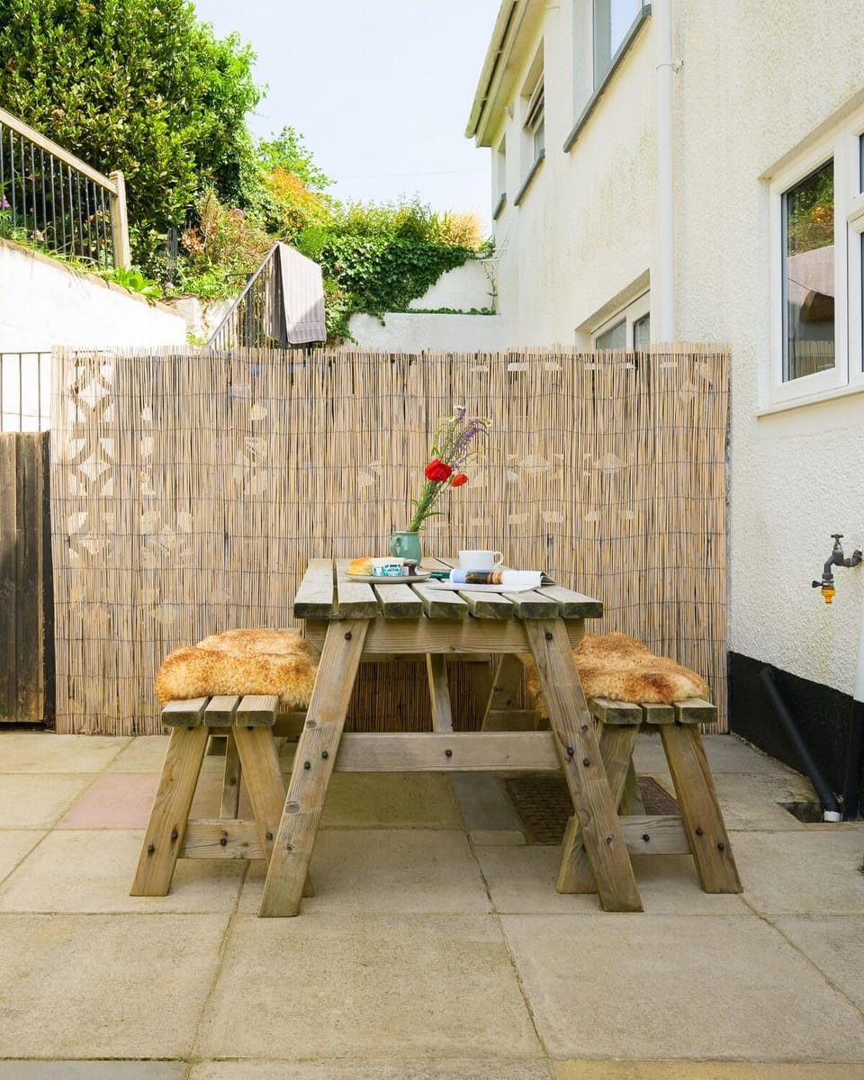 Patio, Day, Dining area