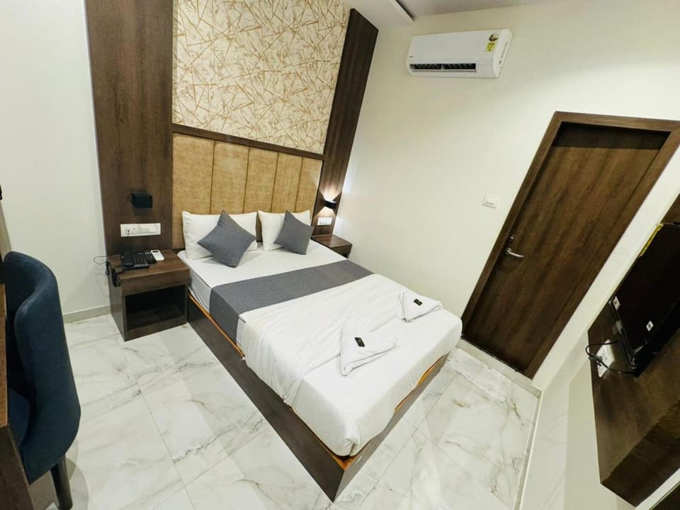 Photo of the whole room, Seating area, wardrobe, air conditioner