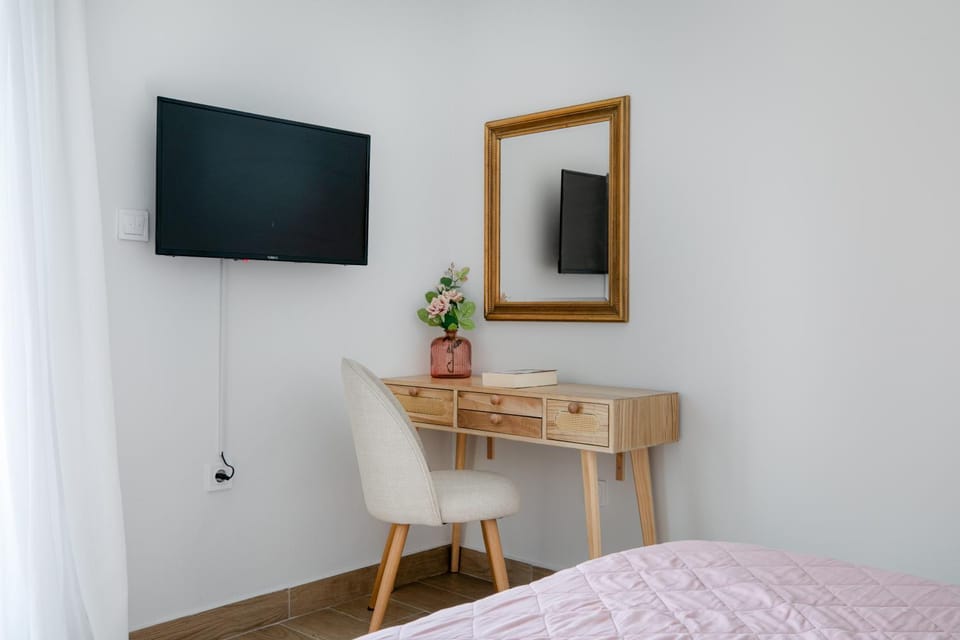 Bed, TV and multimedia, Photo of the whole room, Decorative detail, Bedroom