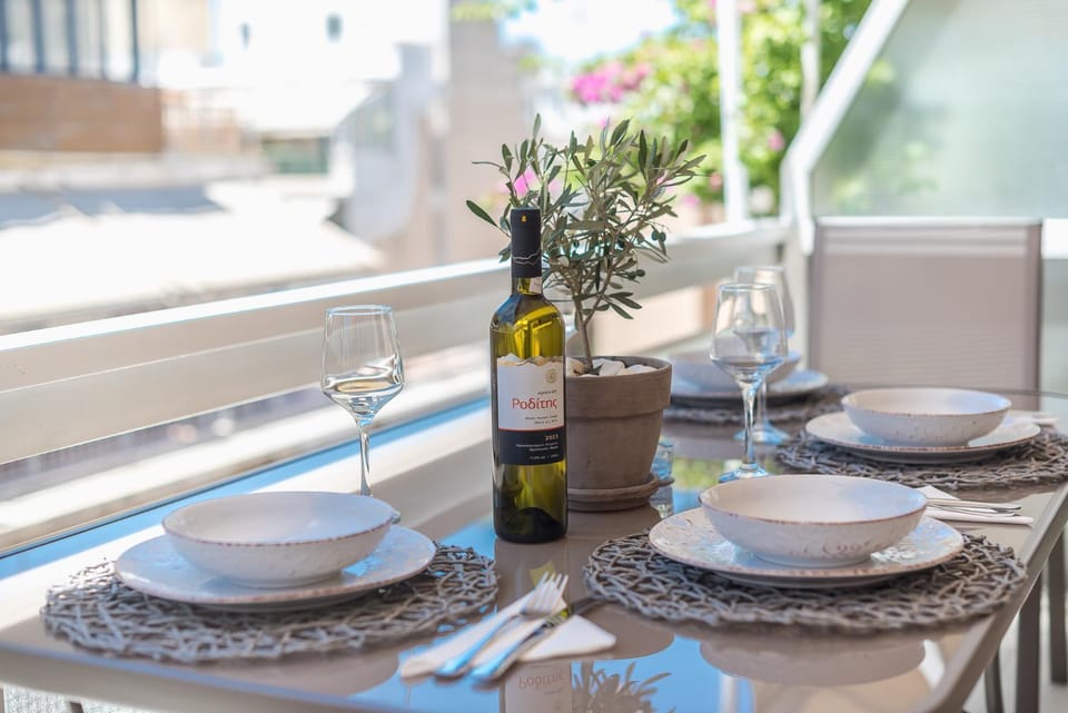 Patio, Coffee/tea facilities, View (from property/room), Dining area, Food, City view, Landmark view, Drinks, Alcoholic drinks