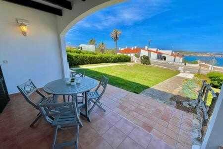Ponent - Planta baja con vistas al mar y piscinas. Apartment in Arenal d'en Castell
