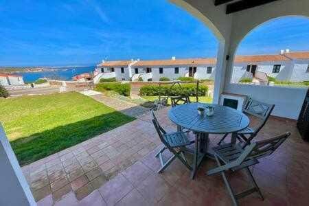Ponent - Planta baja con vistas al mar y piscinas. Apartment in Arenal d'en Castell