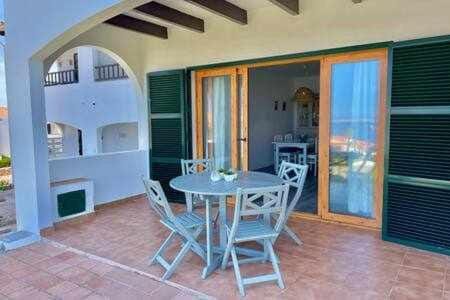 Ponent - Planta baja con vistas al mar y piscinas. Apartment in Arenal d'en Castell