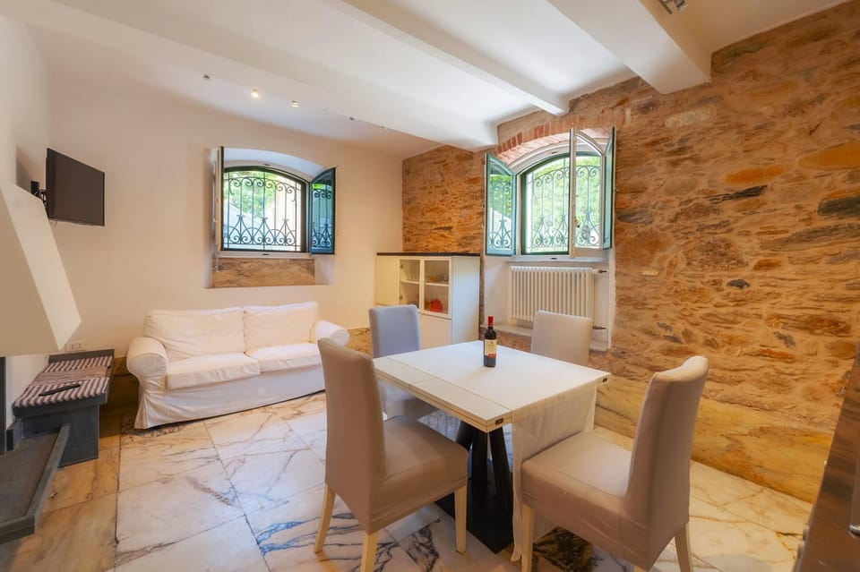 Kitchen or kitchenette, Seating area, Dining area