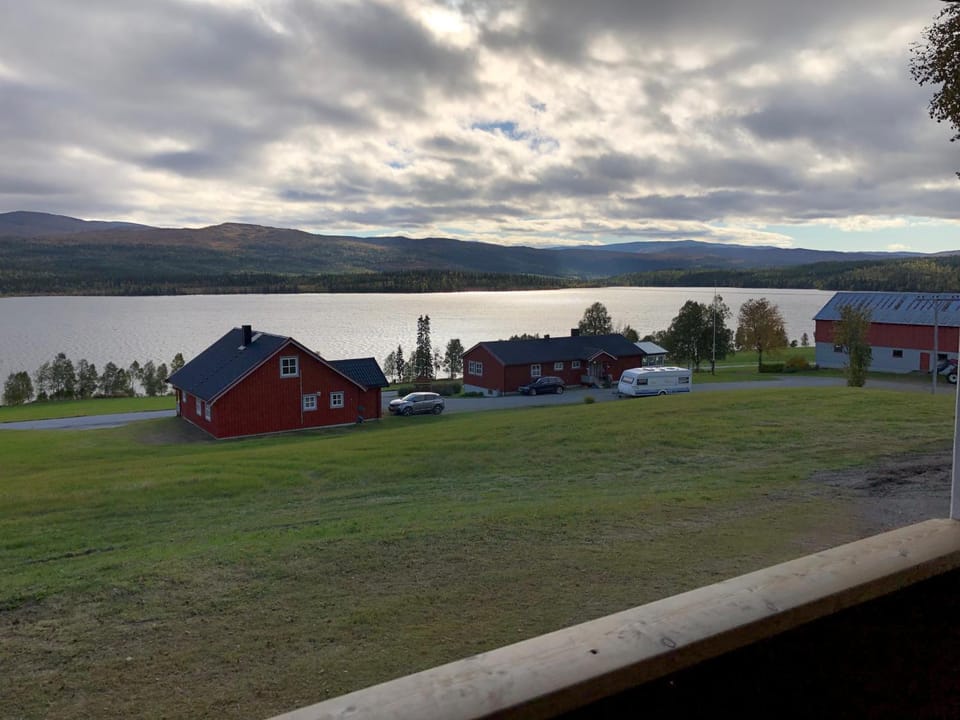 Nyrestaurert og koselig hytte ved Skjelbredvatnet. House in Norway