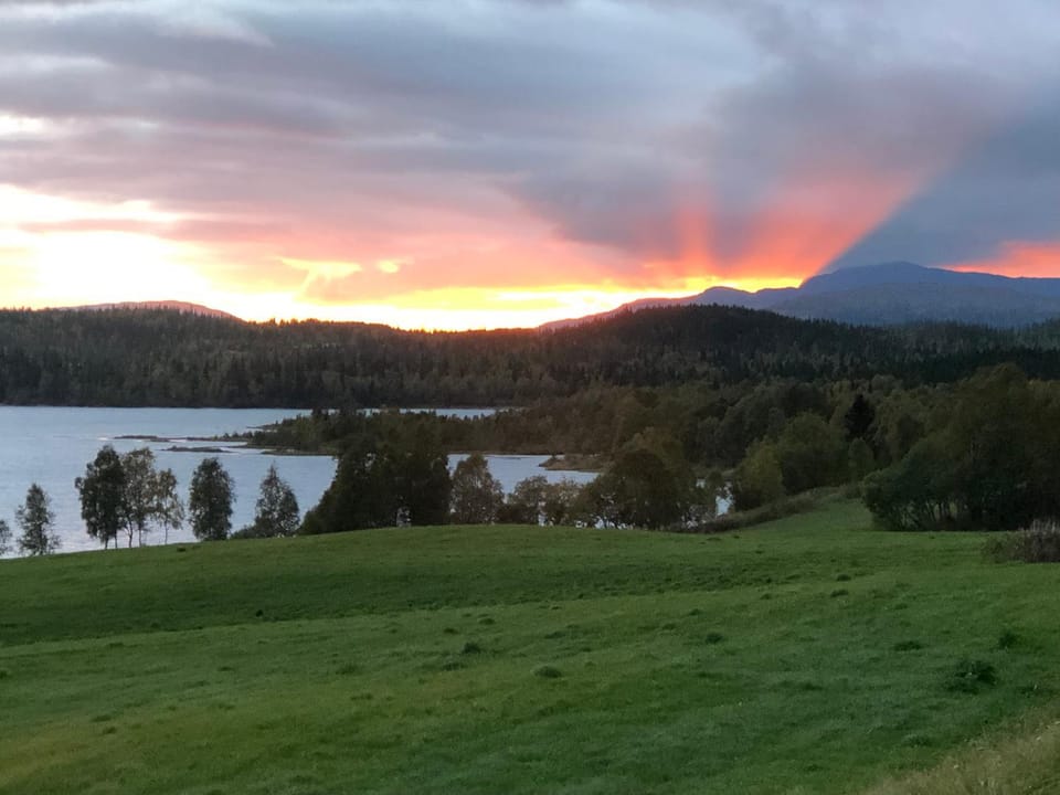 Nyrestaurert og koselig hytte ved Skjelbredvatnet. House in Norway