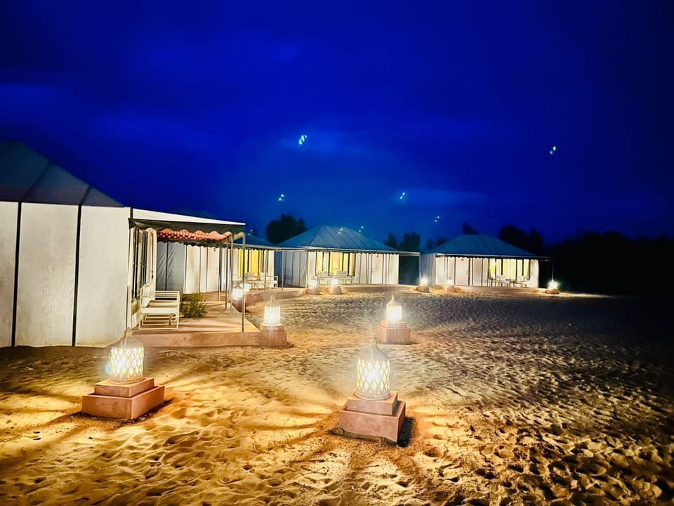 Restaurant/places to eat, Night, Breakfast