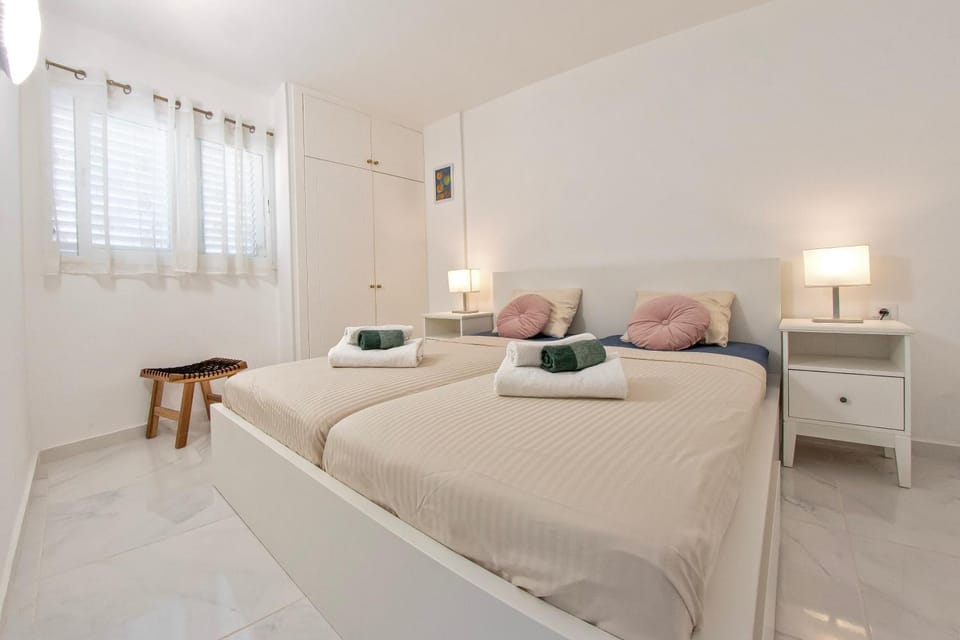 Bed, Bedroom, towels