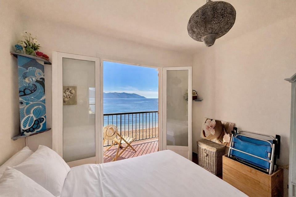 Photo of the whole room, Bedroom, Sea view