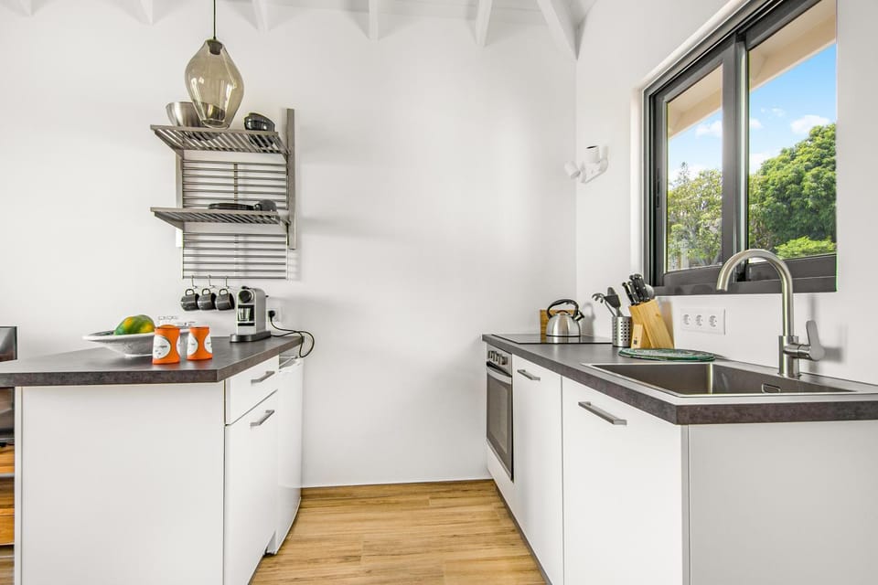 Coffee/tea facilities, Kitchen or kitchenette, dishwasher, oven, stove, stove, toaster, toaster, toaster