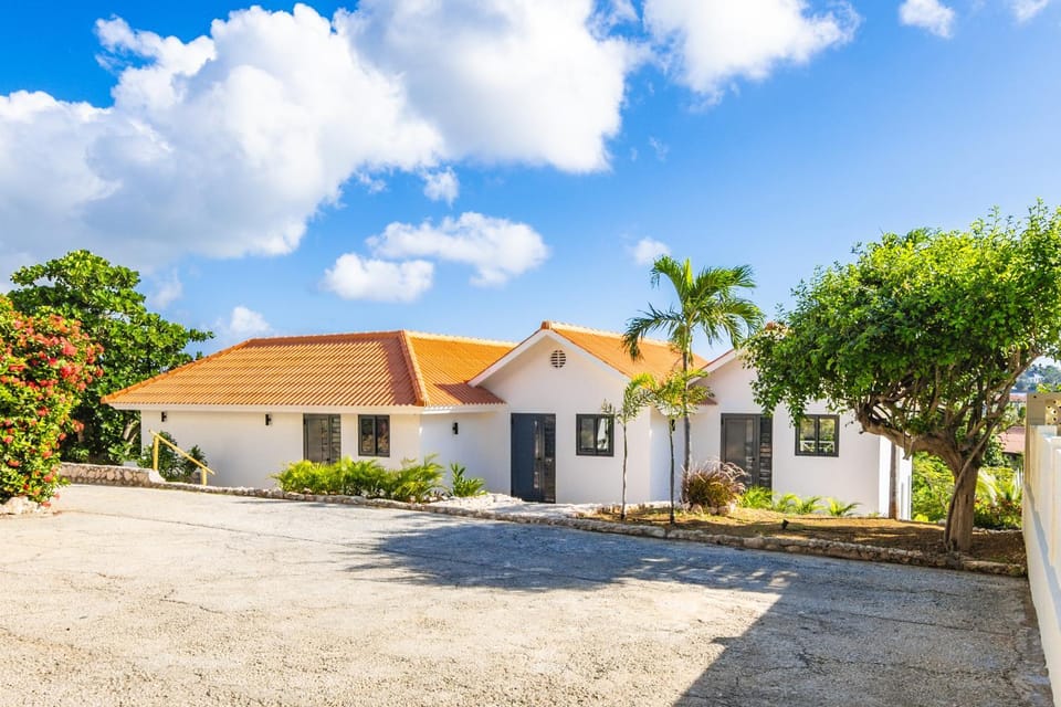Property building, Facade/entrance, Garden, Garden view, Quiet street view, Inner courtyard view