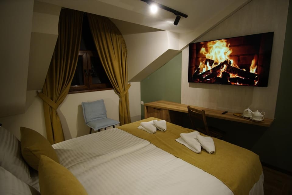 Bed, TV and multimedia, Photo of the whole room, Bedroom, towels