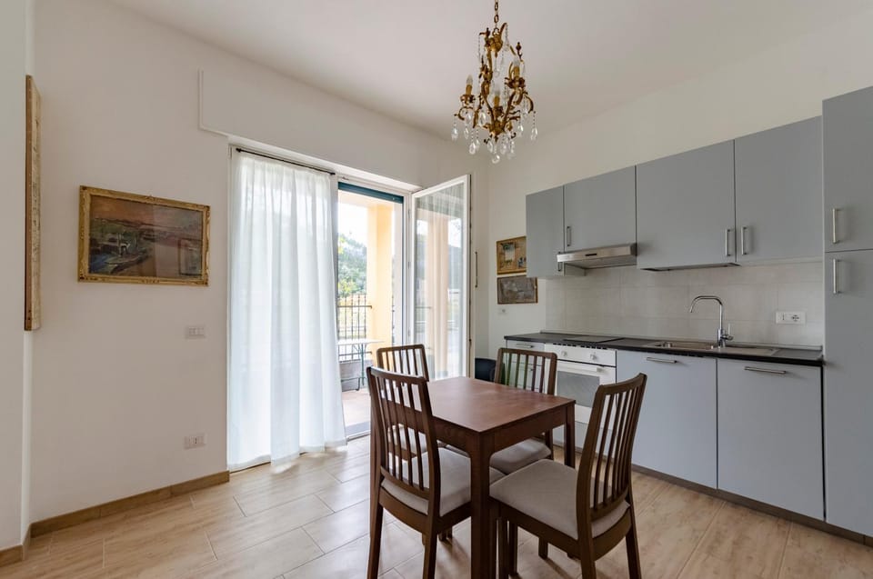 Kitchen or kitchenette, Dining area, stove