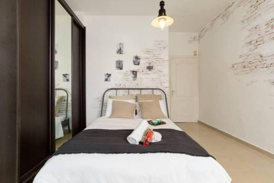 Bed, Photo of the whole room, towels, wardrobe
