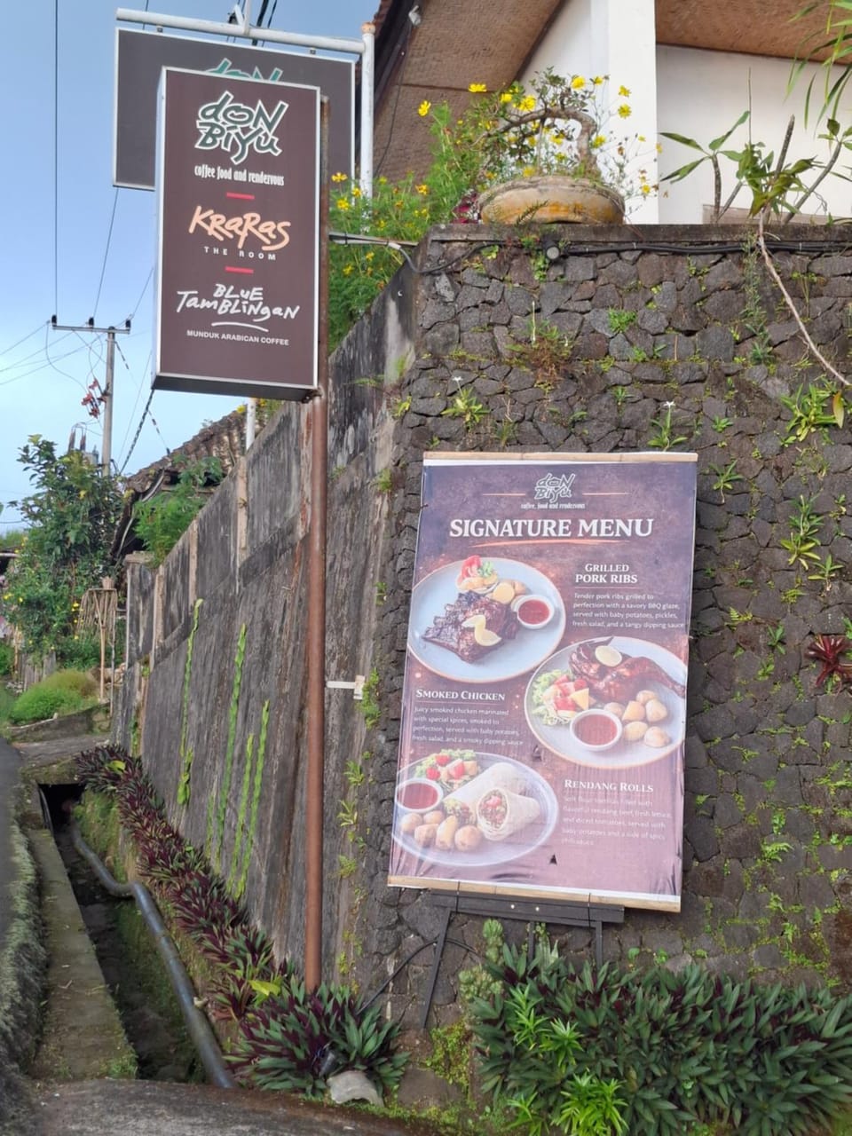 Kraras Munduk The Room & DonBiyu Rooftop Rendezvous Restaurant Inn in Bali