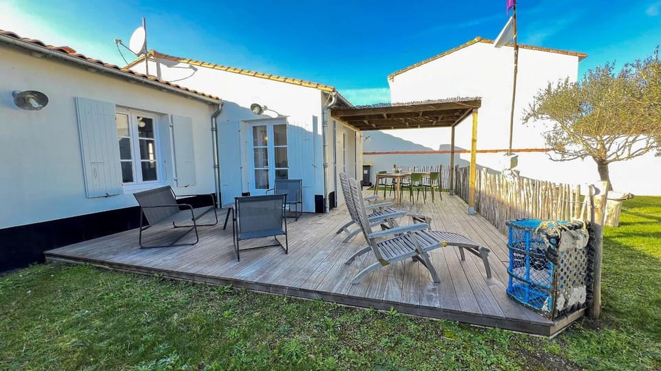 Property building, Patio, Garden, Balcony/Terrace, Dining area, Garden view
