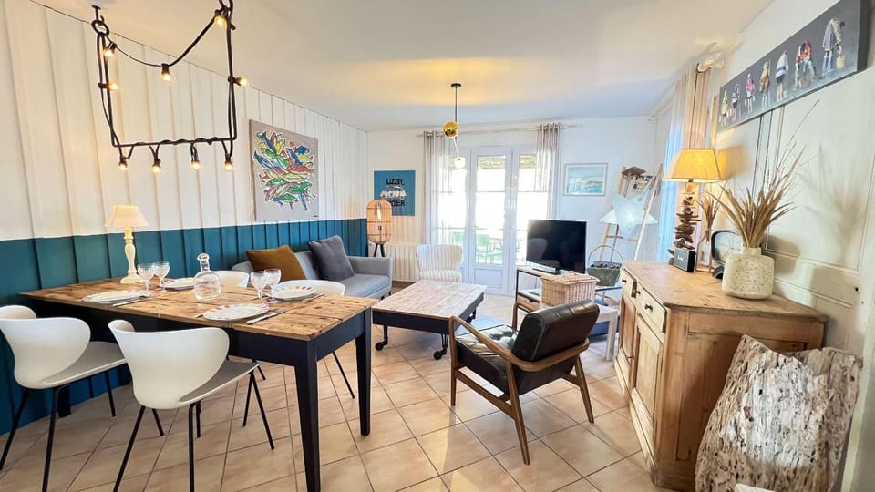 Living room, Seating area, Dining area