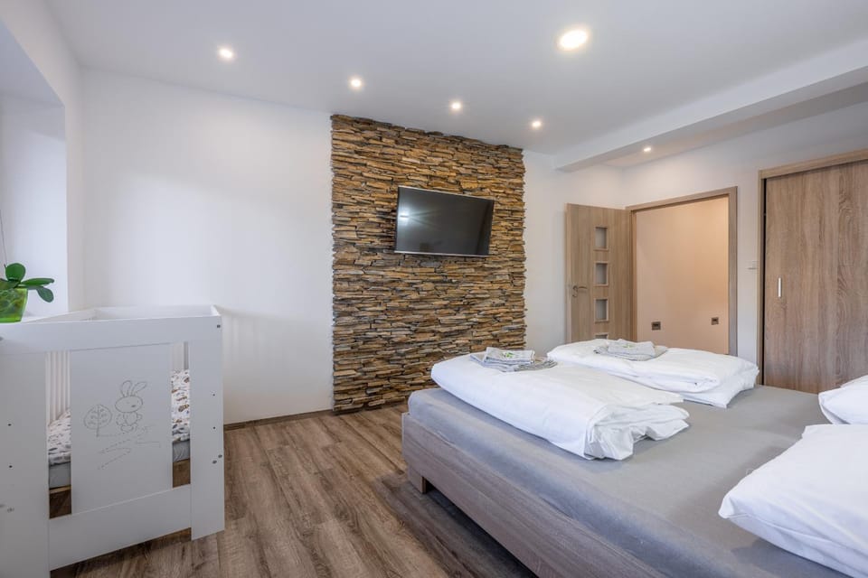 Bed, TV and multimedia, Photo of the whole room, Bedroom, towels