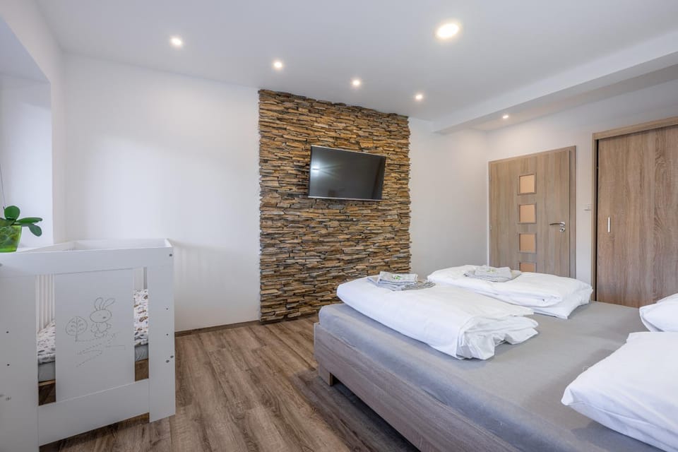 Bed, TV and multimedia, Photo of the whole room, Bedroom, towels