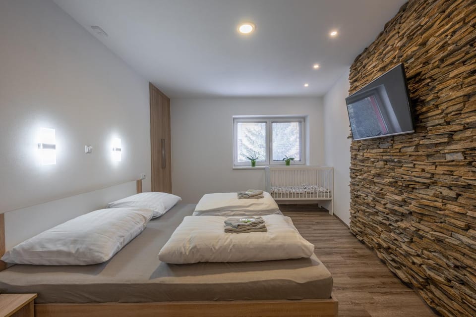 Bed, TV and multimedia, Photo of the whole room, Bedroom, towels