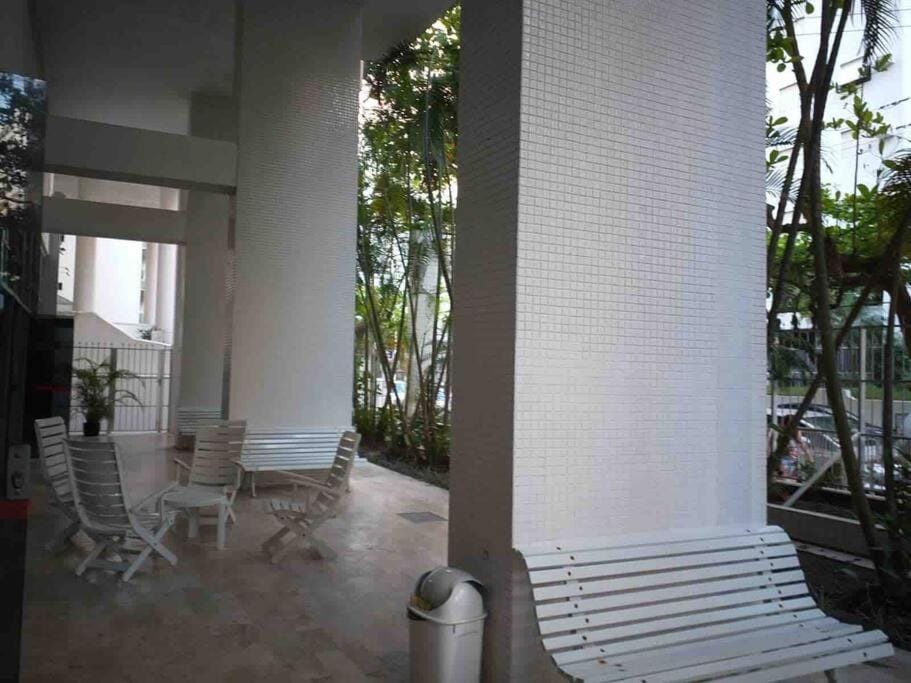 Apto com Ar condicionado e wifi a 50m da praia pitangueiras e prox a shopping e com direito a guarda sol e cadeira de praia Apartment in State of São Paulo