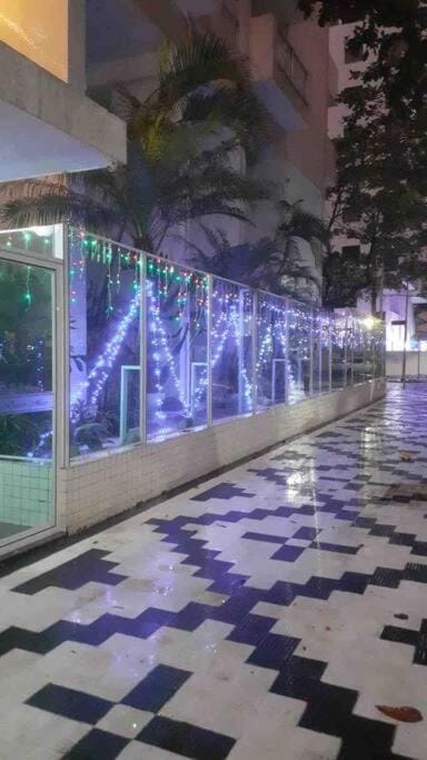 Apto com Ar condicionado e wifi a 50m da praia pitangueiras e prox a shopping e com direito a guarda sol e cadeira de praia Apartment in State of São Paulo