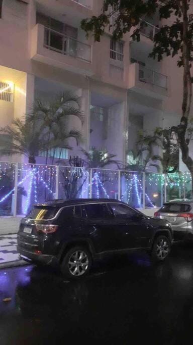 Apto com Ar condicionado e wifi a 50m da praia pitangueiras e prox a shopping e com direito a guarda sol e cadeira de praia Apartment in State of São Paulo