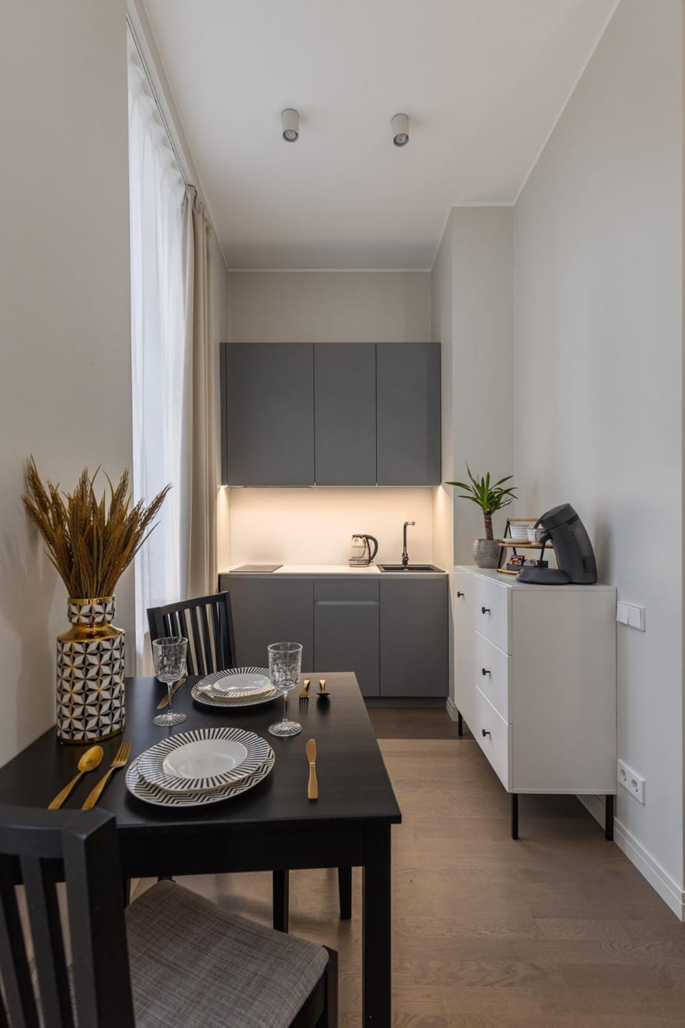 Kitchen or kitchenette, Dining area