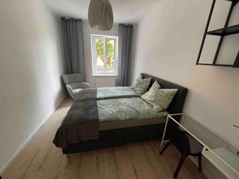 Photo of the whole room, Bedroom