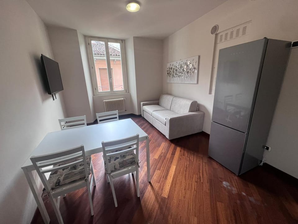 TV and multimedia, Kitchen or kitchenette, Living room, Seating area, Dining area