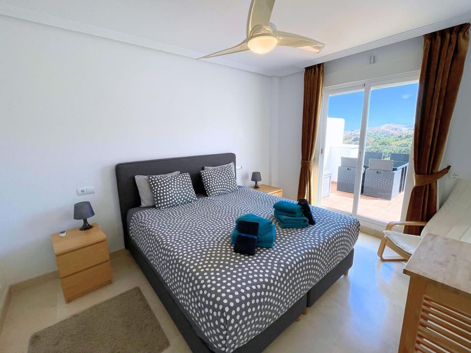Bed, Bedroom, towels